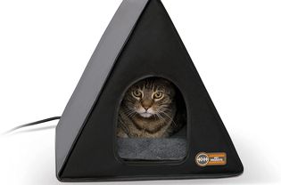 K&H Pet Products Heated cat house outdoors